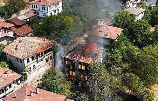 Alevlerin sardığı 150 yıllık tarihi konak dronla...