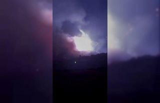 Alevlerin sardığı yüksek gerilim hattı bomba...