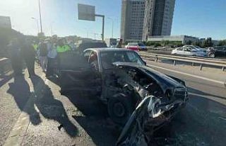 Anadolu Otoyolu’nda bariyerlere çarpan otomobile...