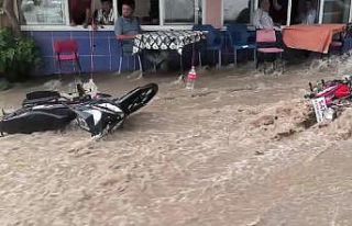 Aniden bastıran sağanak yağış Tavas’ta taşkına...