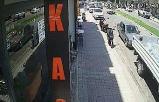 Aniden yola çıkan otomobile çarpan motosikletli...