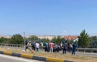 Ankara’da kontrolden çıkan otomobil refüje çarptı:...