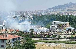 Ankara’da otluk alanda çıkan yangın fayans deposunu...