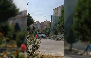 Ankara’da rüzgar sera örtülerini uçurdu