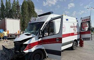 Ankara’da tır ile ambulans çarpıştı: 5 yaralı