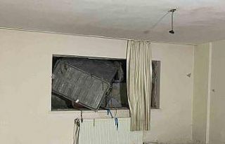 Ankara’da yağış sonrası su dolan dairenin duvarı...