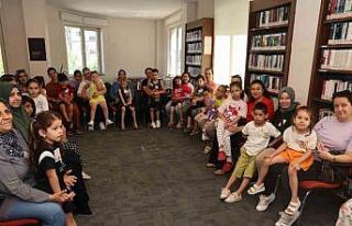 Anneler ve çocuklar yaz tatilinde kütüphanelerde...
