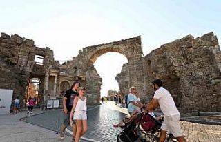 Antalya tüm zamanların günlük turist rekorunu...