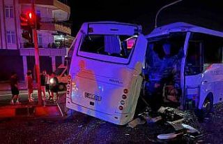 Antalya’da 3 midibüs birbirine girdi, ortalık...