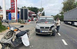 Antalya’da hafif ticari araç ile çarpışan motosikletli...