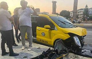 Antalya’da ticari taksi ile otomobil çarpıştı:...