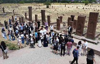 Antalyalı öğrenciler tarihi ilçe Ahlat’ı gezdi