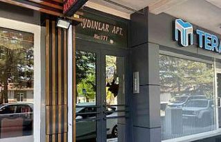 Apartman kapısının camını taş fırlatarak kırdılar