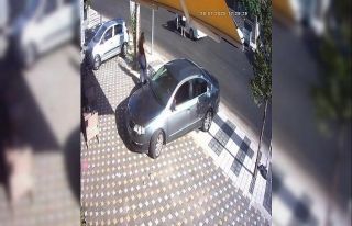 Araçta bırakılan çocuk, el frenini indirdi