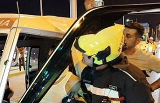 Araçta sıkışan sürücüyü itfaiye kurtardı