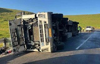 Ardahan’da tır devrildi, sürücü yaralandı
