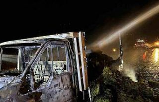 Arguvan’da yonca yüklü kamyonet alev alev yandı