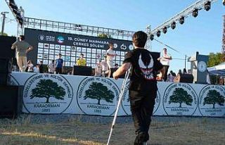 Arkadaşları sahnede hünerlerini sergilerken, o...