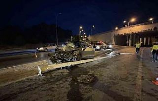 Arnavutköy’de otomobil direğe çarptı: 2 yaralı