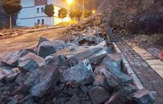 Artvin’de fırtına çatıları uçurdu