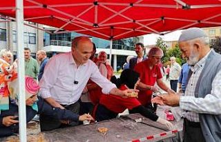 Aşurenin bereketi paylaşıldı