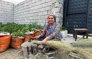 Ata mirasını yaşatıyor: Ot süpürgesi geleneğini...