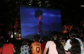Ataşehir’in parklarında çocuklar için sinema...