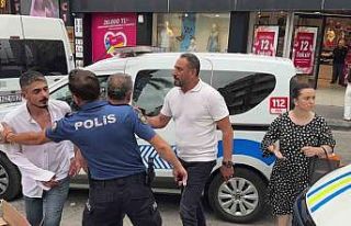 AVM’de "Ne bakıyorsun?" kavgası: Kaskla...