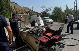 Aydınlatma direğine çarpan Tofaş ikiye bölündü:...