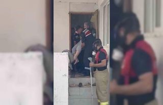 Ayvacık’taki yangında itfaiye ve jandarma ekipleri,...