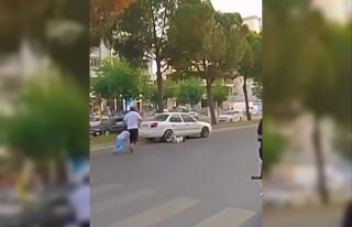 Babalarıyla yolun karşısına geçen çocuklara...