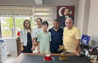 Bafra’da LGS Türkiye birincisine pastalı kutlama