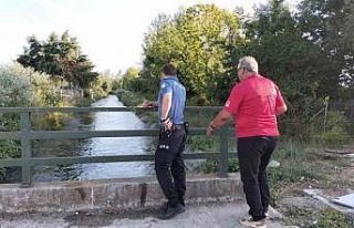 Bafra’da sulama kanalına düşen şahıs vatandaşlar...