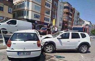 Balıkesir’de karşı şeride geçen araç otomobille...