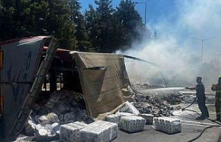 Balıkesir’de trafik kazası sonrası yanan tır,...