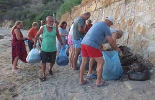 Balıkesir’de vatandaşlar sahil temizliği için...