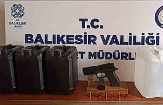 Bandırma’da ruhsatsız silah ve etil alkol ele...