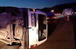 Bariyerlere çarpan araç yan yattı