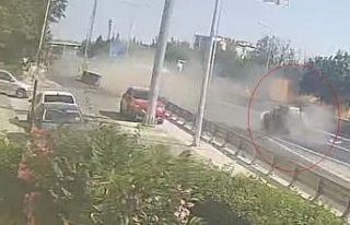 Bariyerlere saplanan otomobilin takla attığı feci...