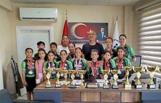 Başarılı bisikletçilerden ilçe müdürüne ziyaret