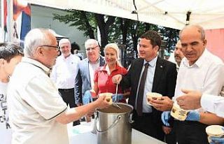 Başkan Aydın vatandaşlara aşure dağıttı