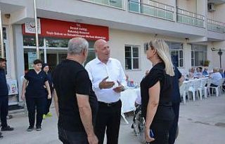 Başkan Kumral huzurevi sakinleri ile aynı sofrada...