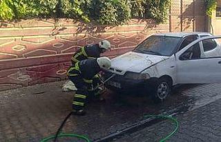 Batman’da park halindeki otomobil alev aldı