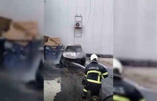 Batman’da park halindeki otomobil yandı