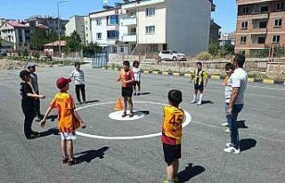 Bayburt’ta öğrenciler robotik ve futbol kurslarıyla...