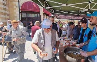 Bayburt’ta vatandaşlara aşure ikram edildi
