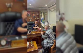 Belediye Başkanı maaş kartını vatandaşa verdi