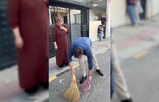 Belediye başkanı sokağı süpüren kadının elinden...