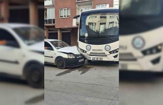 Belediye ve hafif ticari araç çarpıştı