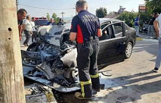 Beton direğe çarpan otomobil hurda yığınına...